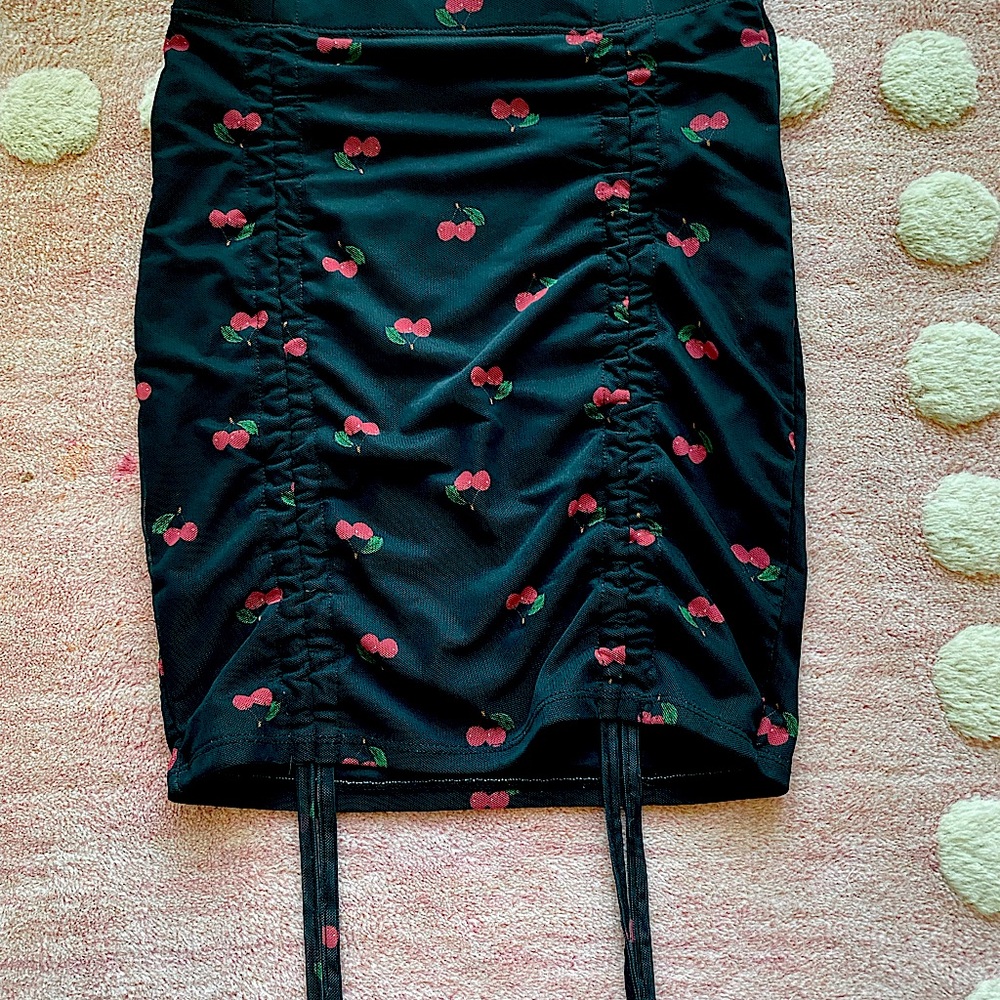 Cute cherry 🍒 skirt, tight fitting, worn once, side scrunch